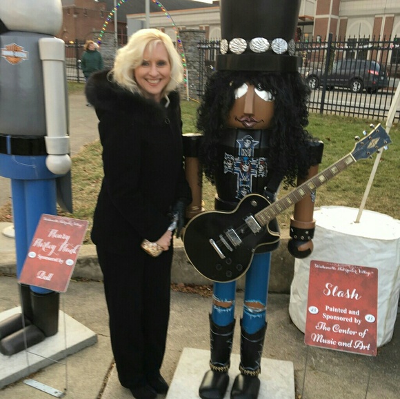 Meet your Posher, Lisa - Picture 3 of 3